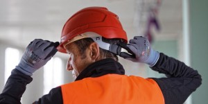Beitragsbild des Blogbeitrags Schutzhelme mit Ablaufdatum: Wann Ihr Schutzhelm nicht mehr sicher ist