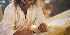Beitragsbild des Blogbeitrags Aus Liebe zum Holz: ein Zimmermann, der für sein Handwerk brennt.