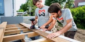 Beitragsbild des Blogbeitrags Terrassenbau: Planen, montieren, pflegen – Tipps für das Wohnzimmer im Freien 