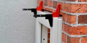 Beitragsbild des Blogbeitrags Ein-Mann-Montage: Warum die Fenstermontagezwinge „Made in Austria“ begeistert