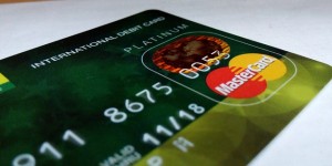 Beitragsbild des Blogbeitrags Volksbanken, BAWAG und Easybank wechseln zur Debitkarte!