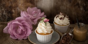 Beitragsbild des Blogbeitrags Flaumige Cupcakes mit Irish Cream und Schokosplittern