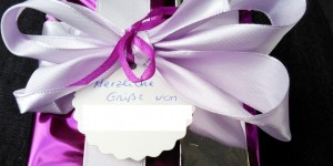 Beitragsbild des Blogbeitrags Weihnachten, die Zeit des Schenkens. Oder: Geschenke, Geschenke, soweit das Auge reicht [Blogreihe] 