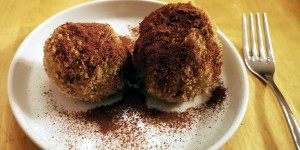 Beitragsbild des Blogbeitrags Marillenknödel mit veganem Strudelteig