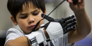 Beitragsbild des Blogbeitrags 5-Year-Old Star Wars Fan Receives 3D Printed Stormtrooper Prosthetic 