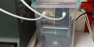Beitragsbild des Blogbeitrags Weekend Project: A $20 DIY Heated DryBox for 3D Printing Filament Storage 