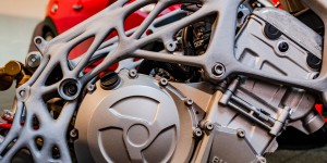 Beitragsbild des Blogbeitrags Futuristic Metal 3D Printed Motorcycle Frame Teased by BMW