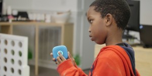 Beitragsbild des Blogbeitrags 3D Printing Used to Develop Walkie-Talkie Device That Helps Parents Keep Tabs on Kids