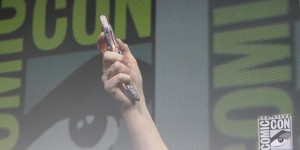Beitragsbild des Blogbeitrags Comic-Con 2018: Doctor Who Trailer And New Sonic Screwdriver For Season 11 Revealed At SDCC Panel 