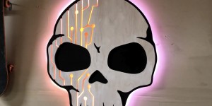 Beitragsbild des Blogbeitrags Massive wall-mounted skull lights up workshop under Arduino control