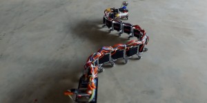 Beitragsbild des Blogbeitrags Robo-snake slithers across the ground under Arduino control 