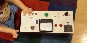 Beitragsbild des Blogbeitrags Awesome dad builds an Arduino-powered button box for his toddler son