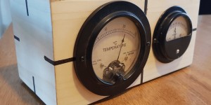 Beitragsbild des Blogbeitrags Bring two analog meters out of retirement to display temperature and humidity 