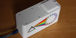 Beitragsbild des Blogbeitrags This Arduino-powered spectrophotometer uses a little prism to create rainbows 