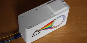 Beitragsbild des Blogbeitrags This Arduino-powered spectrophotometer uses a little prism to create rainbows