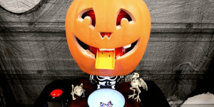 Beitragsbild des Blogbeitrags Gigantic pumpkin dispenses candy at the push of a button