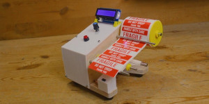 Beitragsbild des Blogbeitrags This machine dispenses labels, making it easier to peel them off