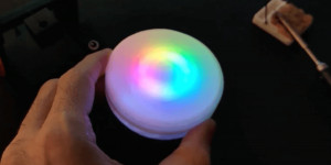 Beitragsbild des Blogbeitrags An Arduino-powered puck with LEDs that react to acceleration
