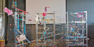 Beitragsbild des Blogbeitrags This remote-controlled storytelling apparatus is made up of Arduino-driven toy animatronics