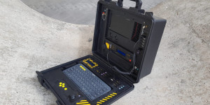 Beitragsbild des Blogbeitrags A military-looking cyberdeck with a built-in Geiger counter