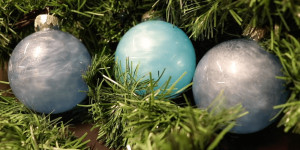Beitragsbild des Blogbeitrags Mesmerize your holiday guests with these motor-driven rheoscopic fluid ornaments