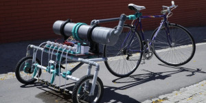 Beitragsbild des Blogbeitrags Bikelangelo is a water-dispensing graffiti bicycle trailer 