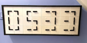 Beitragsbild des Blogbeitrags This digital clock uses 24 Arduino-controlled analog faces 