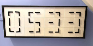 Beitragsbild des Blogbeitrags This digital clock uses 24 Arduino-controlled analog faces