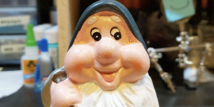 Beitragsbild des Blogbeitrags This hacked garden gnome hilariously screams when someone picks it up