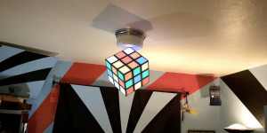 Beitragsbild des Blogbeitrags Arduino-controlled Rubiks cube chandelier solves itself