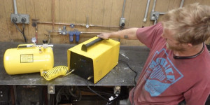 Beitragsbild des Blogbeitrags Arduino-controlled gas mixing device fills DIY laser tubes 
