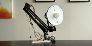 Beitragsbild des Blogbeitrags This YouTuber created an Arduino-powered Luxo Jr. 