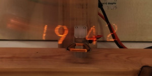 Beitragsbild des Blogbeitrags This pendulum POV clock uses a Nixie tube to plot the time as it swings