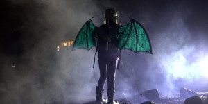 Beitragsbild des Blogbeitrags Scale up your dragon costume with wings that extend, flap and retract