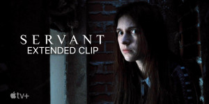 Beitragsbild des Blogbeitrags M. Night Shyamalan zum Nervenkitzel, der uns in Staffel 3 von Servant auf Apple TV+ erwartet