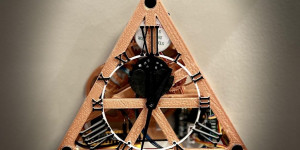 Beitragsbild des Blogbeitrags This 3D-printed, three-sided clock tells time with three hands 