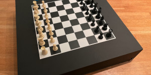 Beitragsbild des Blogbeitrags This special chessboard brings digital opponents into the physical world