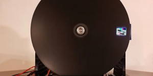 Beitragsbild des Blogbeitrags This spinning disk produces animations using a single LED 