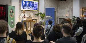 Beitragsbild des Blogbeitrags #WeAreAllGaming Staffel 3: Gemeinsam stark: Wie #FemDevsMeetup Frauen in der Gaming-Branche unterstützt