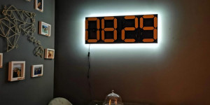 Beitragsbild des Blogbeitrags Electromechanical four-digit seven-segment clock displays the time silently 