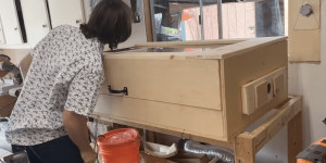 Beitragsbild des Blogbeitrags This large-format laser cutter was built from scratch for just $700