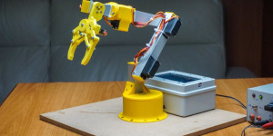 Beitragsbild des Blogbeitrags Move this custom robotic arm through a touchscreen interface