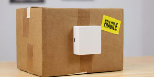 Beitragsbild des Blogbeitrags tinyML device monitors packages for damage while in transit 