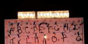 Beitragsbild des Blogbeitrags Stranger Things Christmas lights are the perfect Halloween decoration