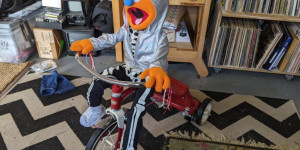 Beitragsbild des Blogbeitrags Making a puppet ride an RC tricycle 