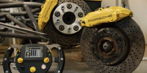 Beitragsbild des Blogbeitrags Wesley Kagans PorscheKart project returns with a new Arduino-powered F1 steering wheel