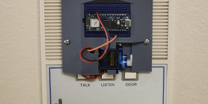 Beitragsbild des Blogbeitrags This simple intercom device unlocks an apartment building front door