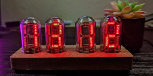 Beitragsbild des Blogbeitrags This beautiful clock features circuit sculpture faux Nixie tubes 