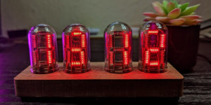 Beitragsbild des Blogbeitrags This beautiful clock features circuit sculpture faux Nixie tubes