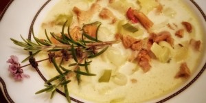 Beitragsbild des Blogbeitrags Eierschwammerl-Lauch-Suppe mit Trüffel-Frischkäse 